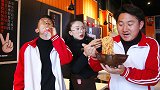 小伙饭店免费吃红烧牛肉面，半碗都是辣椒，不料学霸还是觉得不辣