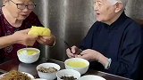亲家同吃同住十多年，情同姐们