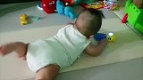 肉嘟嘟的小宝宝像青蛙似的跳过去拿玩具，小动作看一次笑一次！