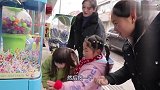 胖妹和闺蜜上街买衣服，中午吃顿地锅鸡来解馋，香气浓郁！