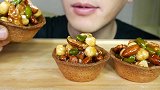 小哥吃混合坚果焦糖挞，看起来很有营养，不知道吃起来味道怎么样