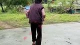 母亲失忆忘记了所有事 却唯独忘不了喊儿子回家吃饭