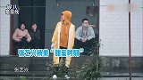 张艺兴杨紫太好嗑！一家人撑伞唯独俩人穿情侣雨衣，真成cp了