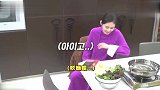 于晓光这毛糙的刀工，一旁的秋瓷炫都看不下去亲自上阵，好麻利