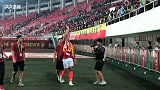 埃尔克森大夏天挂戴那么多条围巾 球迷的热情再热也不嫌热