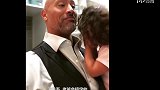 WWE-18年-女儿奴强森面对女儿撒娇毫无招架之力-花絮