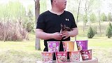 街头踢鸡毛毽子游戏，不间断踢99个奖励3桶泡面