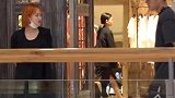 帅哥假装靠近迎宾小姐，本以为距离会产生美，结果却惨被嫌弃，尴