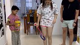 转转球，两个人直接看懵了…