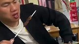 女子突然出现在异地恋男友眼前，男友直接愣住捂眼哭泣