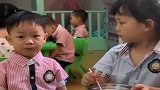 儿子在幼儿园里，老师给我发来一段视频，这臭小子也太会享受了吧
