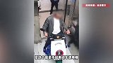 男子骑车进电梯,触发报警器后直接将其砸烂,警方:行拘