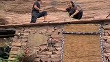 这就是悬崖村，村民居住就在悬崖边上，看着都揪心！