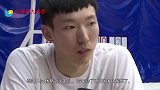 男篮周琦曾抱怨还不上房贷，得知他年薪后，网友易建联甘拜下风