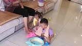 三胞胎们抢着给奶奶洗脚，唯独这个儿子，总是不走寻常路