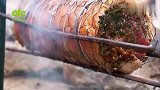 10斤猪肉连皮卷起烤7成熟，切开白色肥肉花儿直流油手抓吃很爽