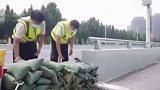 据气象预报，预计今晚郑州或将再迎暴雨，郑州29座下穿隧道紧急增设断行设施，专人值守。
