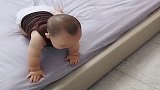 不是亲眼所见，我死都不信，5个月萌娃竟学会下床！