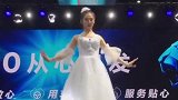 女子特斯拉维权后 东风标致请演员在车顶跳芭蕾