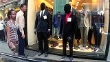 老外恶作剧：男子街头装扮成假人，吓唬过路的人