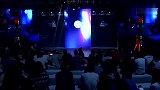 宽松绸料艳红色短袖，丝绸阔腿长裤，简约中追求时尚