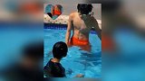 张柏芝晒俩儿子游泳视频Lucas八块腹肌被赞“谢霆锋”第二