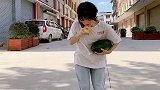 拿不了西瓜，美女竟想出这招，可把路边大爷笑坏了！