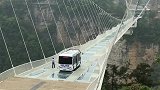 中国制造无人驾驶巴士上玻璃桥