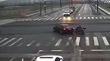 抢黄灯遇上闯红灯小轿车，翻下9米堤坝，用命在危险的边缘试探。