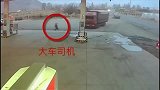 货车发生溜车，司机欲用双手阻挡，结果悲剧瞬间发生了