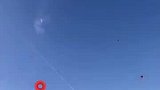 因为天气变冷，一大爷戴着头盔放风筝，网友：大爷才是YYDS！