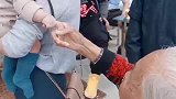 萌娃与百岁奶奶的握手，眼前的这一幕，真是太温馨了