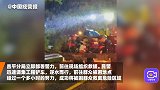 北京暴雨一轿车被困水中，昌平警方调用铲车救出3人