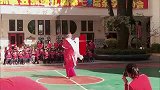 年未登台的宝妈为了女儿，在幼儿园表演“耍花枪”，全场沸腾了