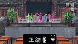 大雨中纵然观众稀少，花鼓戏演员坚持演出，一开腔就没有中途停下
