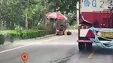 洒水车精准洒水，经过路边的摊位或者骑车人都会及时关闭阀门