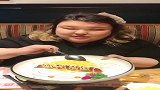 胖妮钟爱鲟鱼沙拉，一口接一口吃，网友：胖是有原因的！