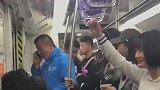 外卖大叔一句话成为全车焦点，又是一个向生活低头的人啊