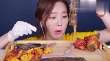 韩国美女吃的是什么啊 海参也能生吃 完全看不下去啊!