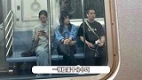 黄多多纽约坐地铁上学，打扮低调很有气质，自带清冷感星味十足
