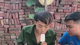 小杰哥吃冰棍画水墨画，朋友居然馋到流口水