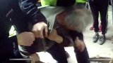 失控！大爷先是扁担伤人，再又抓咬袭警！