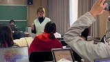 清华大学学生晒上课视频，老师怕学生困放动画片醒脑