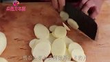难怪饭店厨师做土豆片那么好吃，原来诀窍这么简单，香辣下饭！