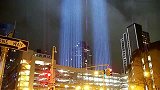 实拍美国纽约世贸遗址“归零地”亮百米灯柱重现当年