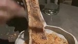 饭馆里点的牛骨髓盖饭，一上桌我愣了，能先去厕所吐一会吗