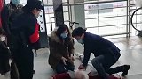 男子心脏骤停 北京女医生摘口罩人工呼吸救人