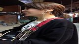 街边看到花姐正在弹吉他，本人长得好看，唱歌也好听！