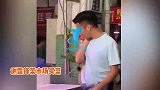 谢霆锋菜市场买菜被偶遇，网友曝其为王菲下厨，谢霆锋一脸羞涩