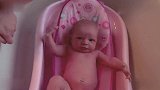 小宝宝很享受洗澡的过程，乖巧的模样真是惹人喜爱啊